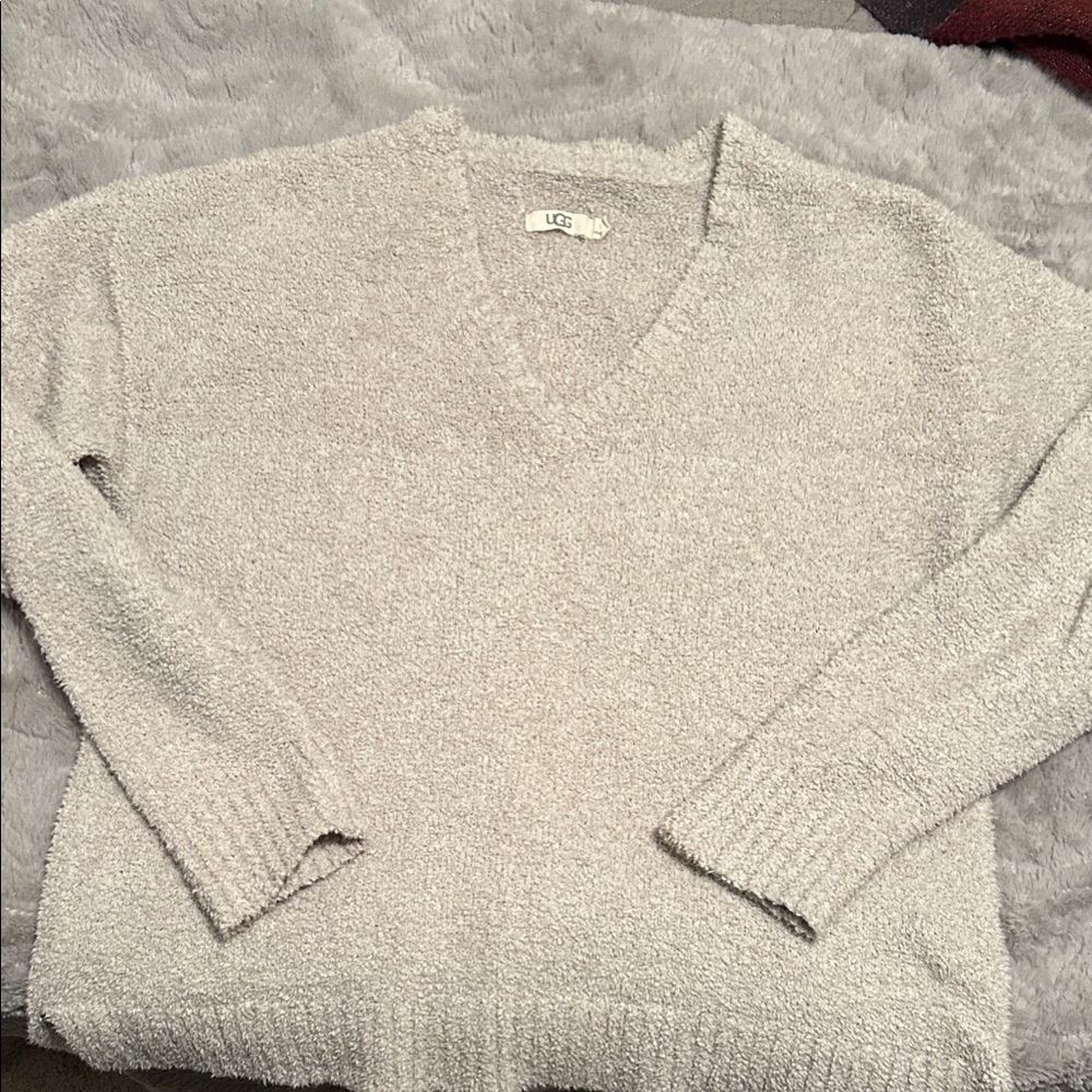 UGG Women's Cream colored V-Neck Sweater